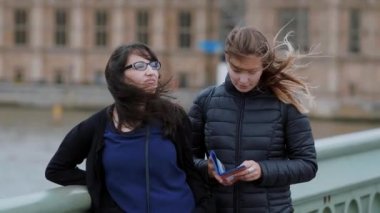 Londra - bir turistik gezi üzerinde iki arkadaş ziyaret