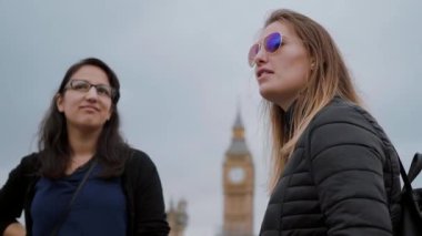Londra'ya bir gezi geziye iki kız arkadaşım