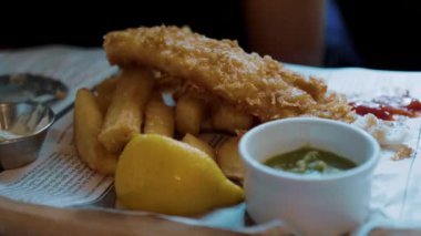 Tipik İngiliz Pub yemekleri - ünlü balık ve cips