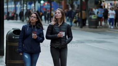 Bir kahve ile sokaklarda yürüyüş