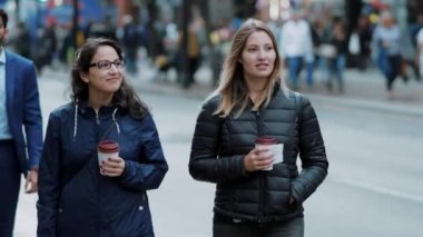 Bir kahve ile sokaklarda yürüyüş