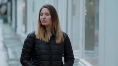 Genç yirmi yaşındaki kadın - ateş yakından