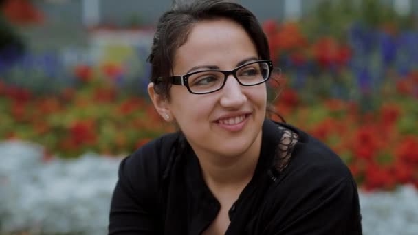 Turks meisje ontspannen in een park — Stockvideo