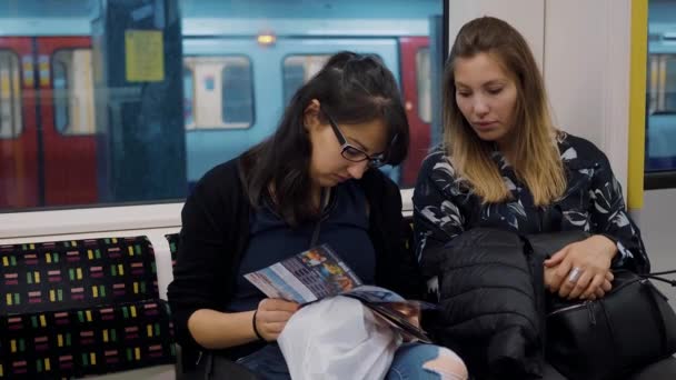 Dwie dziewczyny w London Underground samochód — Wideo stockowe