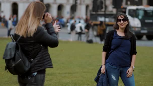 Tomar fotos y posar durante un recorrido por la ciudad aunque Londres — Vídeos de Stock