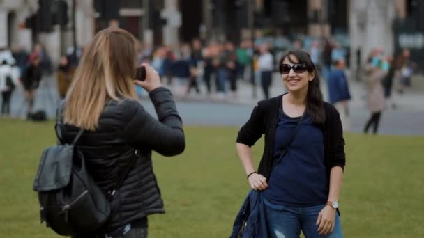 Krásná dívka představuje pro fotografii v londýnské city — Stock video