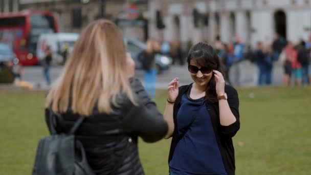 Беручи фотографії і позують під час екскурсії по місту, хоча Лондон — стокове відео
