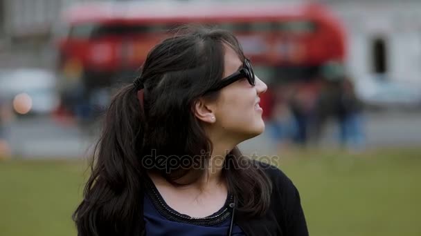 Tomar fotos y posar durante un recorrido por la ciudad aunque Londres — Vídeos de Stock