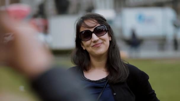 Beautiful girl poses for a photo in the city of London — Stock Video