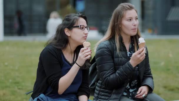 Comer sorvete em um parque — Vídeo de Stock