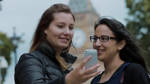 Zwei Freundinnen in London - Städtereise — Stockvideo