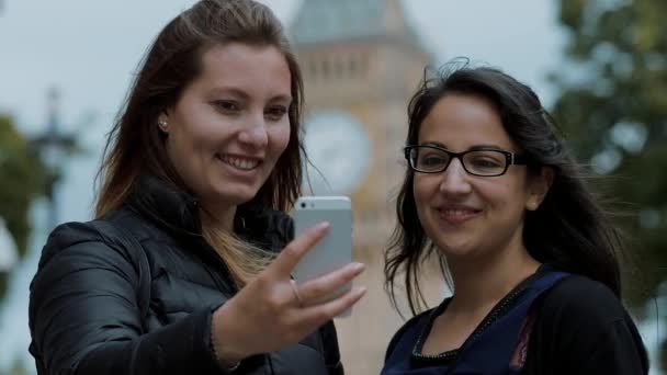 伦敦-城市旅行的两个女友 — 图库视频影像