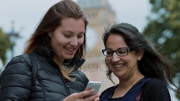 Visitar Londres - dos amigos en un viaje de turismo — Vídeo de stock