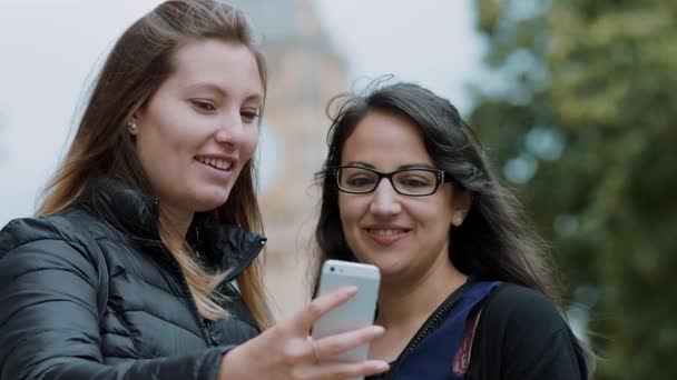 Comprobación de un mensaje de texto o selfie en el teléfono celular — Vídeo de stock