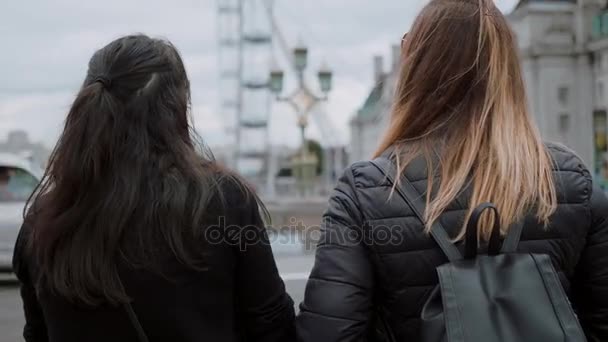 Visiting London - two friends on a sightseeing trip — Stock Video