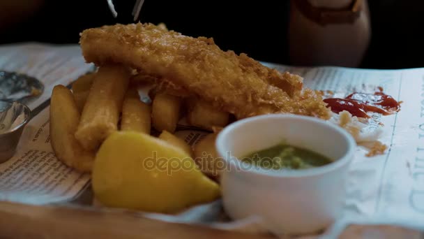 Типовий британський паб харчування - на знаменитий риба із смаженою картоплею — стокове відео