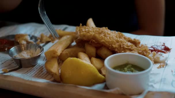 Typisch britisches Pub Food - die berühmten Fish and Chips — Stockvideo