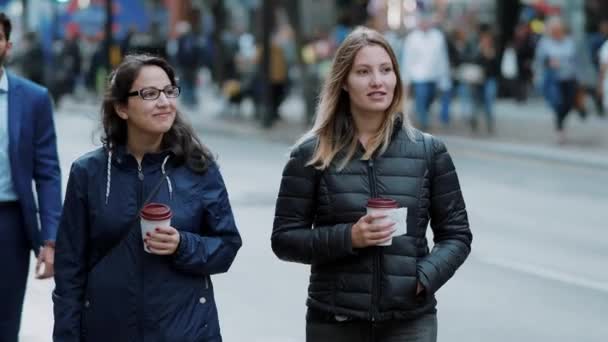 Chodzenie na ulicach z kawa na wynos — Wideo stockowe