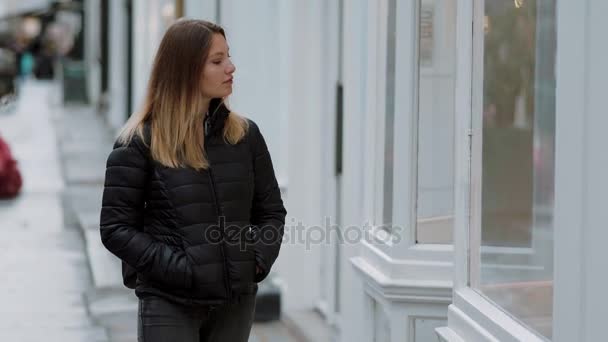 Jeune belle femme en voyage à Londres — Video