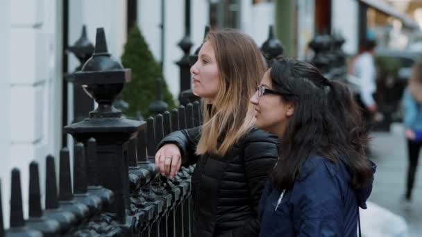 Girlfrineds en Londres - vista típica de la calle — Vídeo de stock