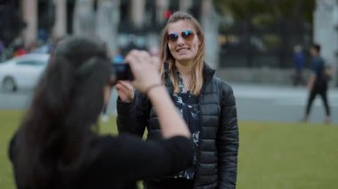 Kız ağır çekimde Londra'da bir fotoğraf için poz veriyor