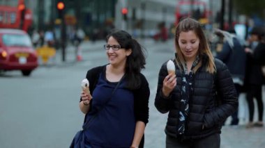 İki genç kadın Londra dondurma yavaş hareket ile yol gösterecek