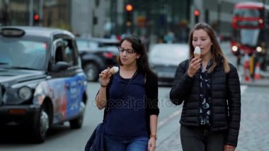 Enyoing dondurma yaz - city of London yavaş çekimde bir yürüyüş