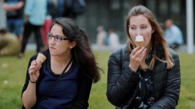 Arkadaş grubu dondurma bir parkta sakin ol.