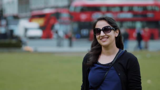 Meisje met zich meebrengt voor een foto in Londen — Stockvideo