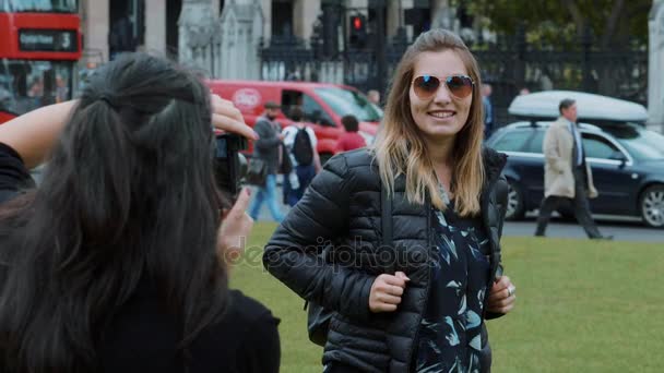 Kız ağır çekimde Londra'da bir fotoğraf için poz veriyor — Stok video