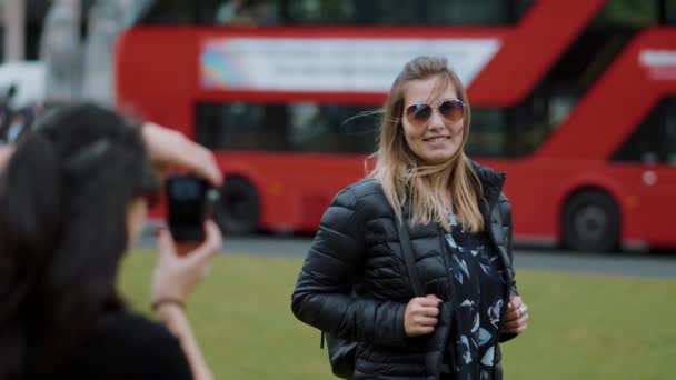 Sesión de fotos en Londres - mujer joven posa para la imagen perfecta en cámara lenta — Vídeo de stock
