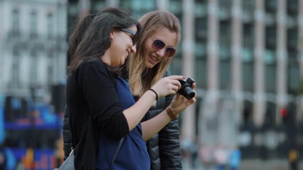 Dvě mladé ženy Podívejte se na fotky na fotoaparátu - Londýn památky — Stock video