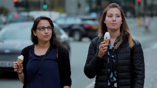 Eis essen im Sommer - ein Spaziergang in der Stadt London — Stockvideo