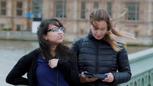 Un paseo por Londres en un día ventoso - dos chicas en un viaje turístico - cámara lenta — Vídeo de stock