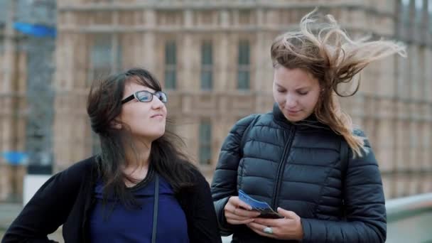 Una passeggiata per Londra in una giornata ventosa - due ragazze in viaggio turistico - slow motion — Video Stock