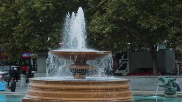 Las fuentes de Trafalgar Square en Londres en cámara lenta — Vídeo de stock