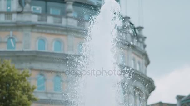 Colpo al rallentatore di una fontana — Video Stock