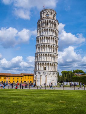 Şaşırtıcı Leaning Tower of Pisa mavi gökyüzü karşı