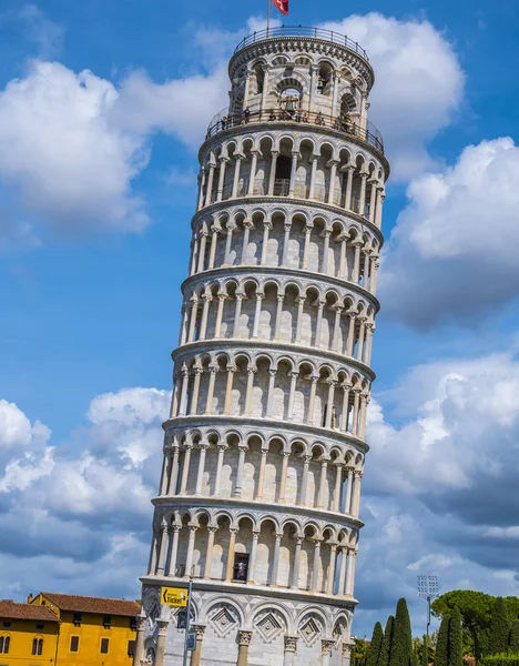 Самая известная туристическая достопримечательность Пизы - The Leaning Tower — стоковое фото