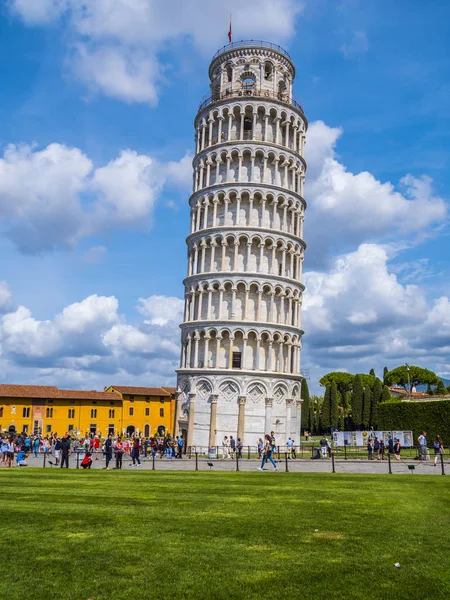 Şaşırtıcı Leaning Tower of Pisa mavi gökyüzü karşı