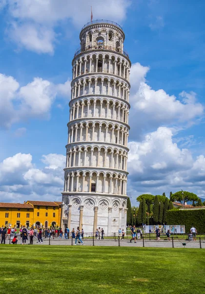 Знаменитая Пизанская башня - важная достопримечательность Тосканы — стоковое фото