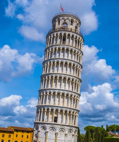 Leaning Tower of Pisa güneşli bir günde
