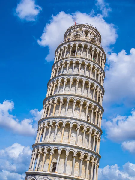 Удивительная наклонная башня Пизы против голубого неба — стоковое фото