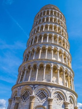 Şaşırtıcı Leaning Tower of Pisa mavi gökyüzü karşı