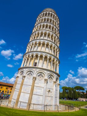 Şaşırtıcı Leaning Tower of Pisa mavi gökyüzü karşı