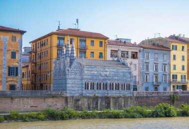 Pisa şehir Arno Nehri renkli riverside