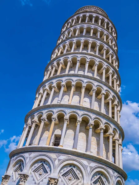 Det lutande tornet i Pisa en solig dag — Stockfoto