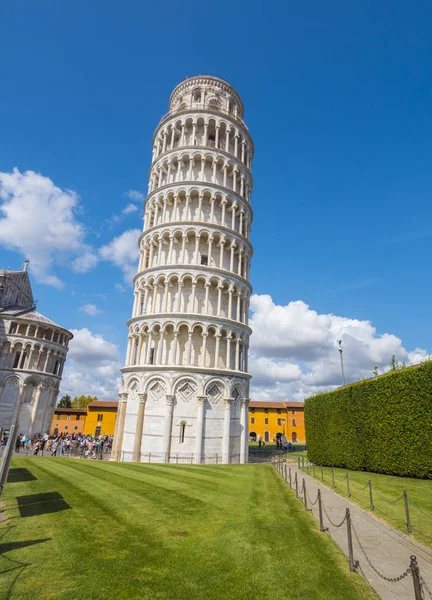 Det lutande tornet i Pisa en solig dag — Stockfoto