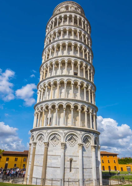 Fantastiska lutande tornet i Pisa mot blå himmel — Stockfoto