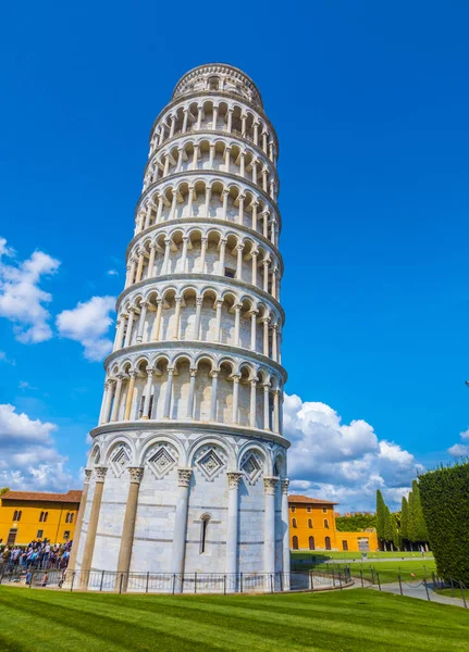 Det berömda tornet i Pisa - viktig milstolpe i Toscana — Stockfoto